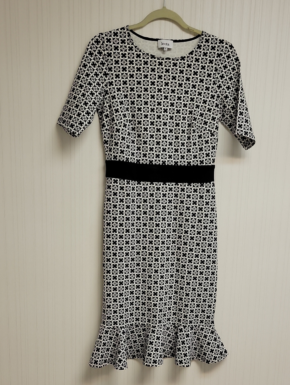 Leota Black & White Geometric Gia Flounce Hem Sheath Dress XS Office Mobwife